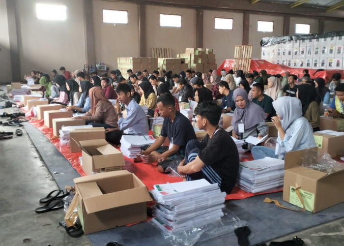 Ratusan Mahasiswa IAIN Curup Terlibat dalam Proses Penyortiran dan Pelipatan Surat Suara Pemilu