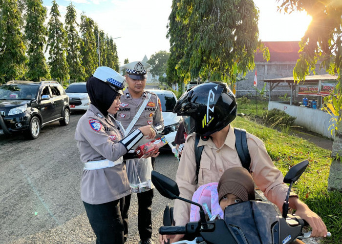 Sambut HUT Lalu Lintas ke-70, Polres Mukomuko Gelar Aksi Polwan Simpatik di Jalan Raya