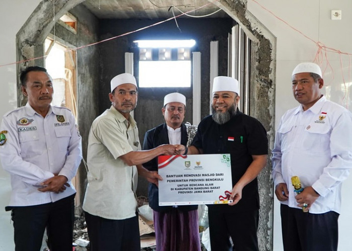 Gubernur Helmi Hasan Tinjau Longsor Bandung Barat, Salurkan Bantuan Rp370 Juta dari Pemprov Bengkulu