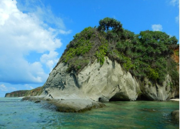 Batu Lobang Pulau Enggano, Dalamnya Ada Laguna dengan Air Jernih, Bisa Mengapung di Atasnya 