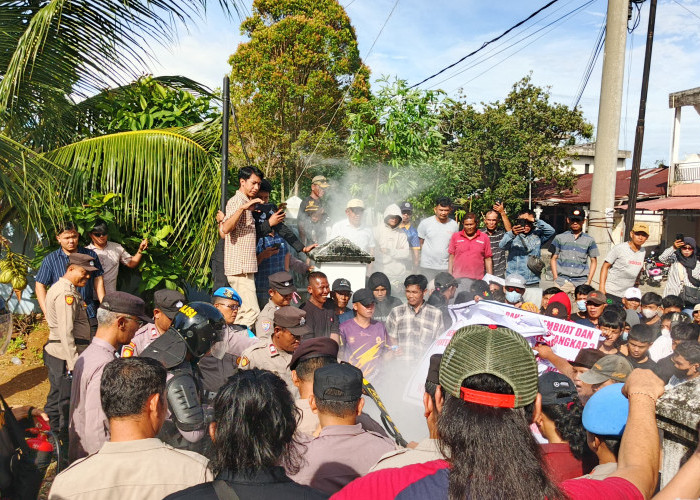 Ricuh di Bawaslu, Pendukung Paslon 02 Demo Tuntut Kejelasan 20 Laporan Pelanggaran PSU, Bakar Keranda Mayat