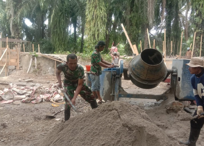 Progres Jembatan Gantung Desa Kualalangi Capai 70 Persen, Babinsa Terus Lakukan Pendampingan