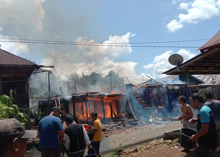 BREAKING NEWS: 2 Rumah di Rejang Lebong Ludes Terbakar, Kerugian Diperkirakan Rp200 Juta