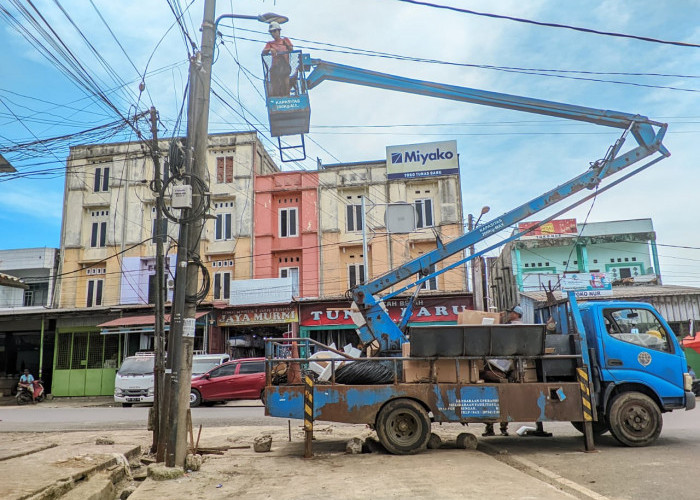 Dishub Kota Bengkulu Pasang 17 Lampu Penerangan di Pasar Subuh