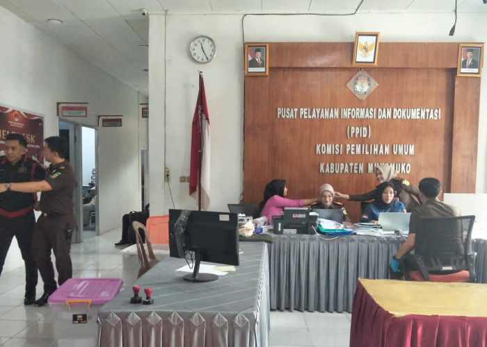 Kejari Mukomuko Geledah Kantor KPU, 5 Kotak Barang Bukti Dana Pilkada 2024 Diangkut