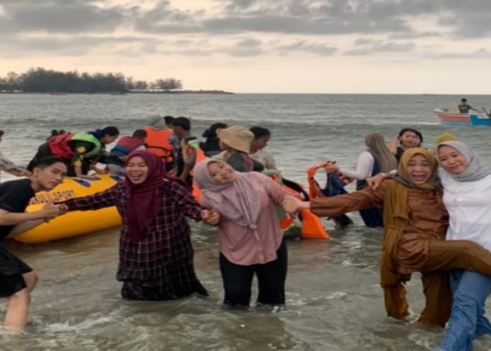 Liburan Natal dan Tahun Baru, Wisatawan Ramai Mandi di Pantai Jakat Kota Bengkulu