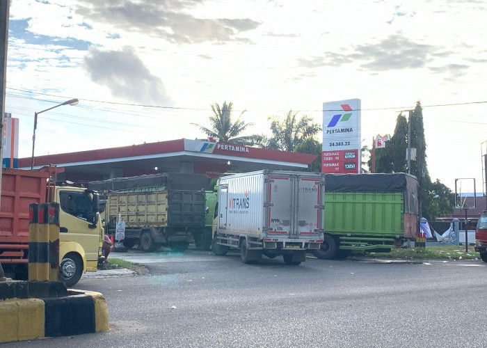 Antrean Truk di SPBU Bandar Ratu Mukomuko Kian Panjang, Truk dari Sumbar Dominasi