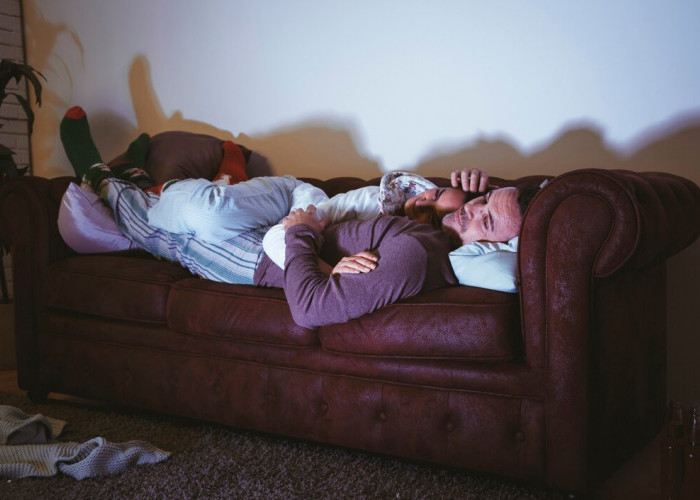 Ketahui Efek Samping Kebiasaan Menyalakan TV Saat Hendak Tidur 