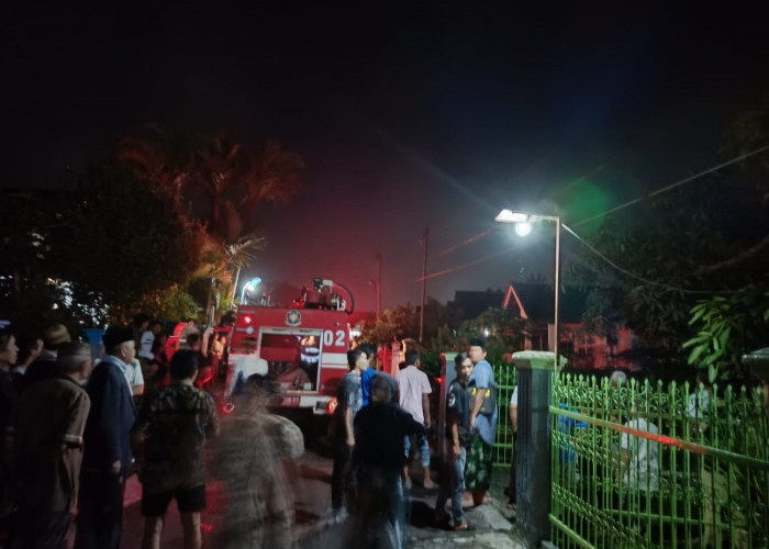 BREAKING NEWS: Diduga Korsleting Listrik, Rumah Warga Kelurahan Sukaraja Terbakar