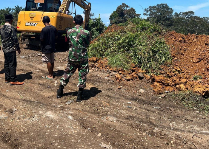 Jalan Terbelah Akibat Abrasi, Polsek Batik Nau dan TNI Bangun Pembatas Demi Keselamatan Pengendara