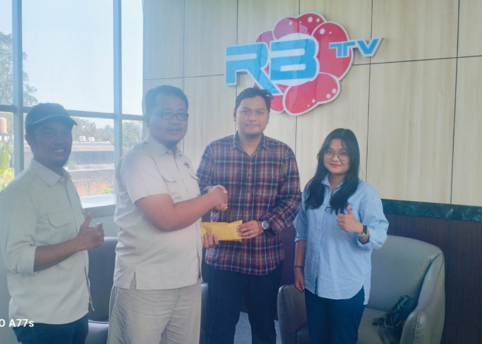 Panjat Pinang Massal HUT RI di Pantai Panjang Makin Meriah, PT Cakrawala Dinamika Energi Ikut Ambil Bagian