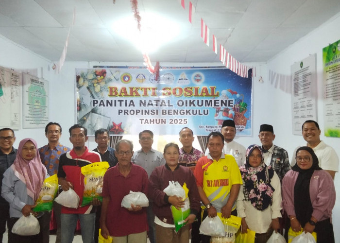 Berbagi Kasih, Panitia Natal Oikumene Bagikan 250 Paket Sembako untuk Warga Kampung Melayu