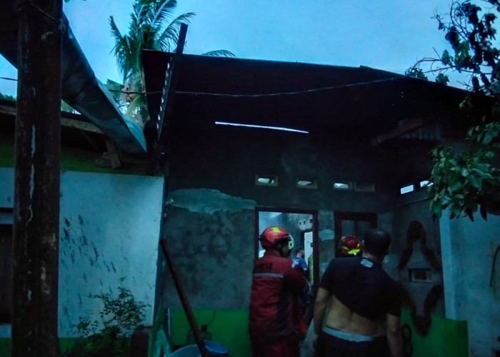 Diduga Korsleting Listrik, Rumah di Jalan Bukit Barisan Bengkulu Ludes Dilalap Api Menjelang Magrib