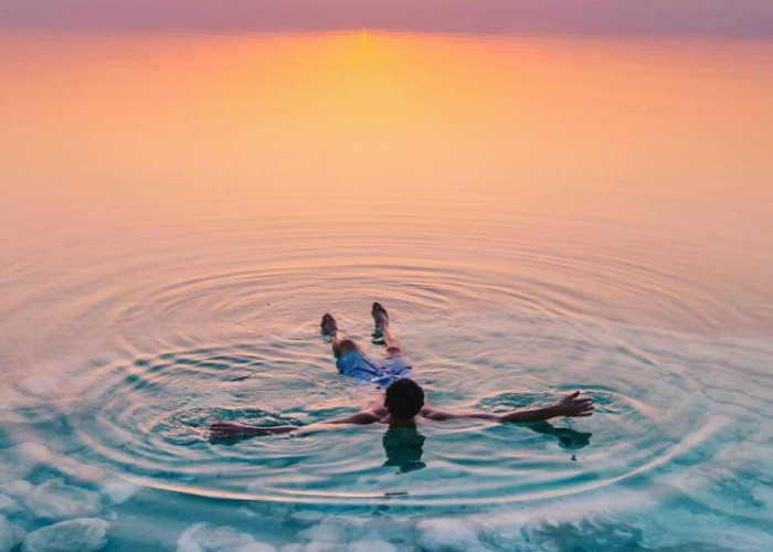 Kenapa Orang Tidak Bisa Tenggelam di Laut Mati? Ini Alasannya!