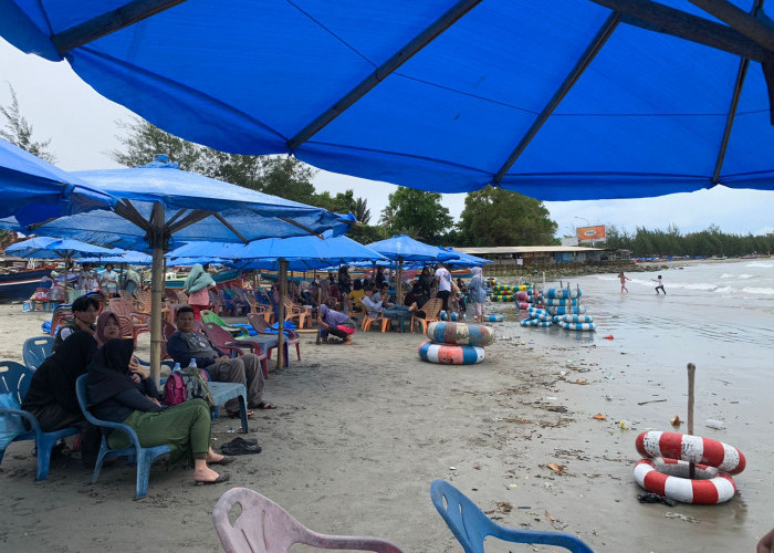 Libur Nasional, Pantai Jakat Bengkulu Ramai Dikunjungi Wisatawan Luar Kota