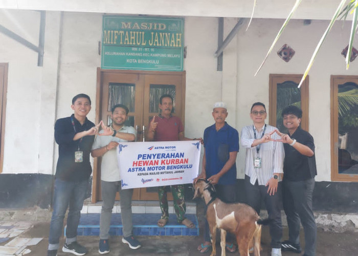 Tebar Kepedulian Sosial, Astra Motor Bengkulu Serahkan Kambing Kurban ke Masjid Miftahul Jannah