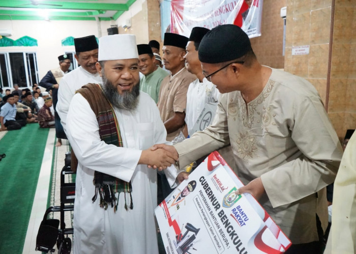 Safari Subuh di Ketahun, Helmi–Mian Serahkan Bantuan Rp50 Juta untuk Masjid Akbar