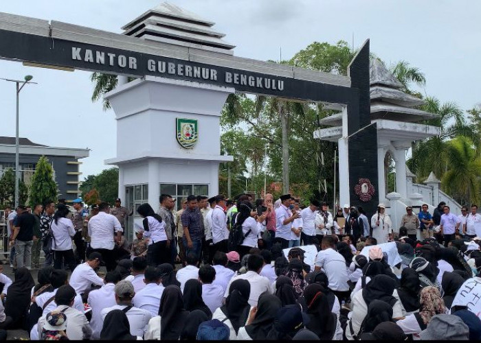 Ribuan Honorer Demo Kantor Gubernur Bengkulu, Desak Pembayaran Insentif dari APBD dan Diangkat ASN