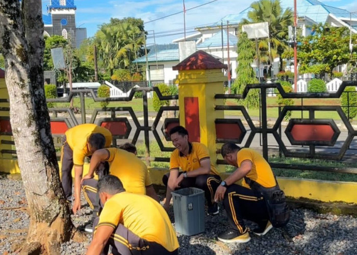 Polres Lebong Gelar Gerakan Indonesia Asri, Personel Bersihkan Mako dan Area Pelayanan Publik