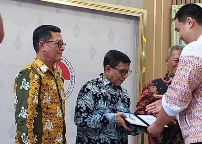 Ketua Umum PWI Pusat, Hendry Ch Bangun, Terima Penghargaan Bergengsi dari Kemenpora