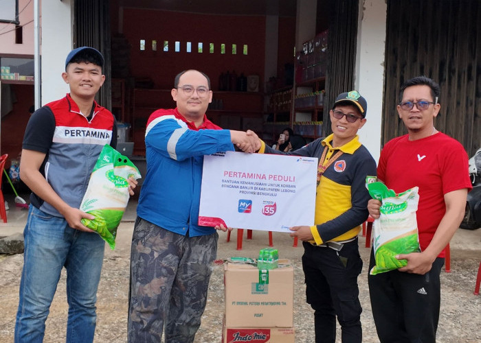 Pertamina Patra Niaga Regional Sumbagsel Tanggap Darurat Salurkan Bantuan Kemanusiaan Bencana Banjir di Lebong
