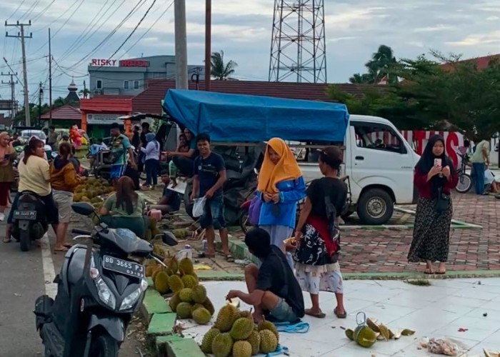 Pemkab Seluma Larang Penjualan Durian di Alun-Alun Tais demi Kebersihan dan Keindahan