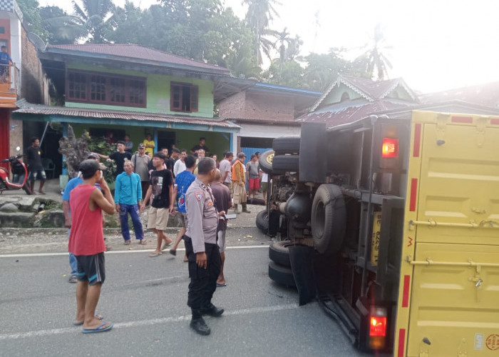Pelajar SMA Tewas Usai Tabrakan Maut di Tikungan, Motor Hantam Truk Box hingga Terbalik
