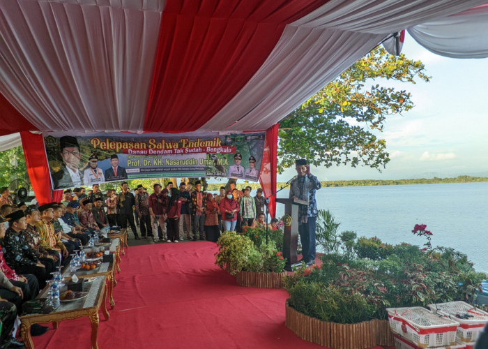 Kunjungi Danau Dendam Tak Sudah, Menteri Agama Tebar Benih Ikan dan Lepas Burung