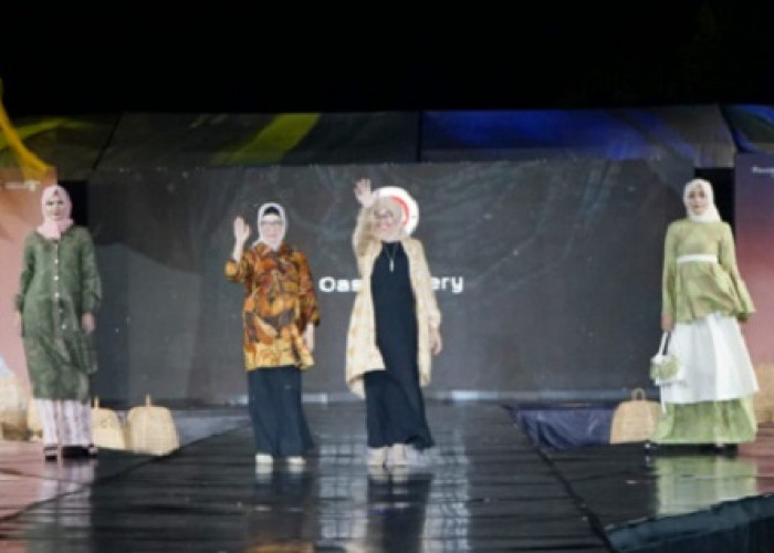 KEREN! Batik Besurek Karya Desainer Lokal 'Melantai' di  Lombok International Modest Fashion Festival 2023