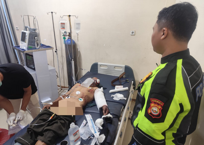 Motor Hantam Mazda yang Parkir di Jalan Lintas Mukomuko, Lansia 73 Tahun Tewas