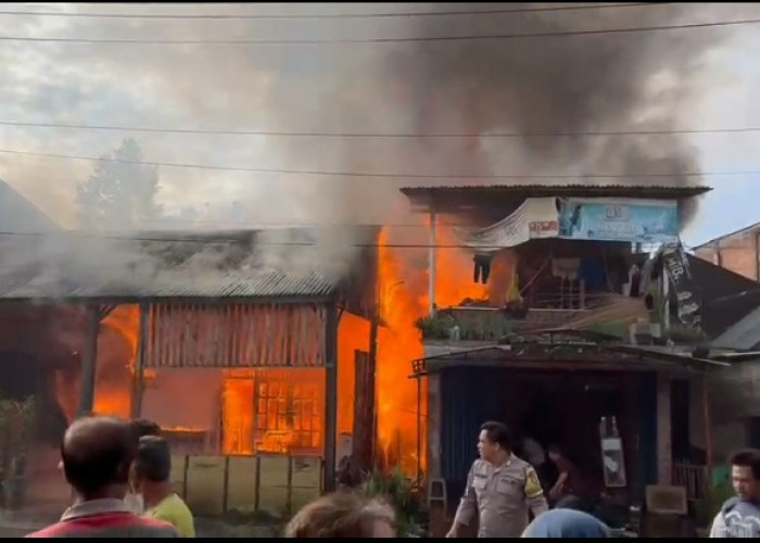 BREAKING NEWS: Rumah Honorer di Lebong Terbakar, Petugas Terlambat Datang Warga Mengamuk