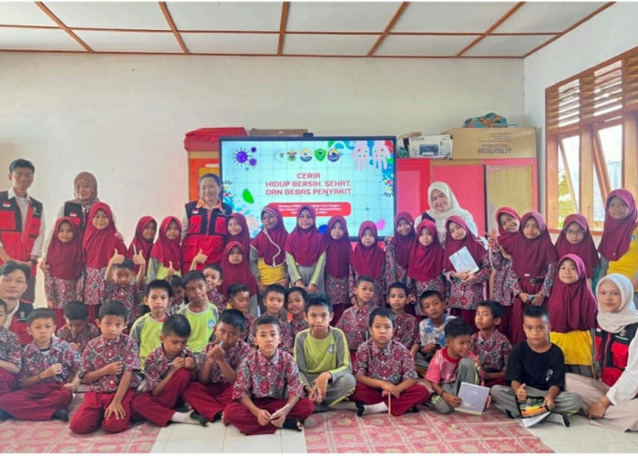 Saat Tangan Kecil Belajar Menjaga Kesehatan, KKN Profesi Kesehatan Unhas Hadir Membawa CERIA di Desa Madello