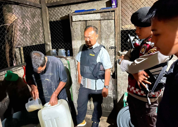 Razia Miras, Polsek Sungai Rumbai Sita 120 Liter Tuak dan 17 Botol Miras Ilegal