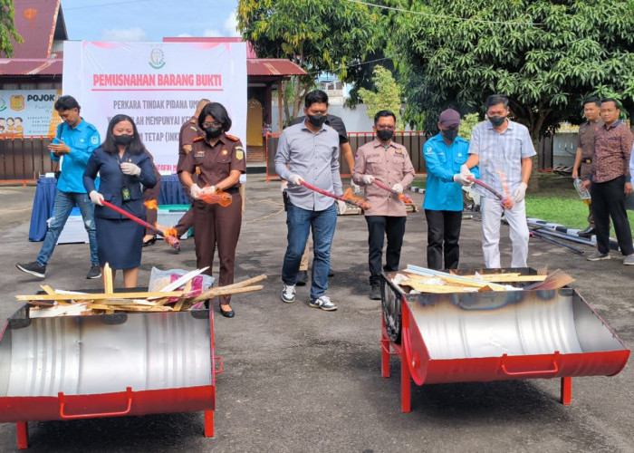 Kejari Mukomuko Musnahkan Barang Bukti 33 Perkara, Narkotika hingga BBM Ilegal Dimusnahkan