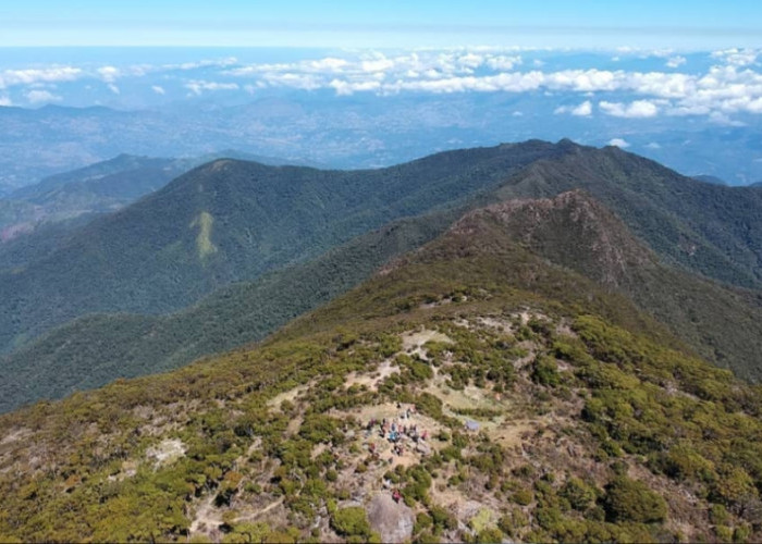 5 Gunung Tertinggi di Pulau Sulawesi, Puncak Tertinggi Rante Mario dengan Pemandangan Menakjubkan
