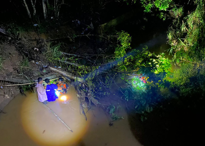 Pencarian Hari Kedua, Tim SAR Bengkulu Perluas Penyisiran hingga Jembatan Bumi Ayu