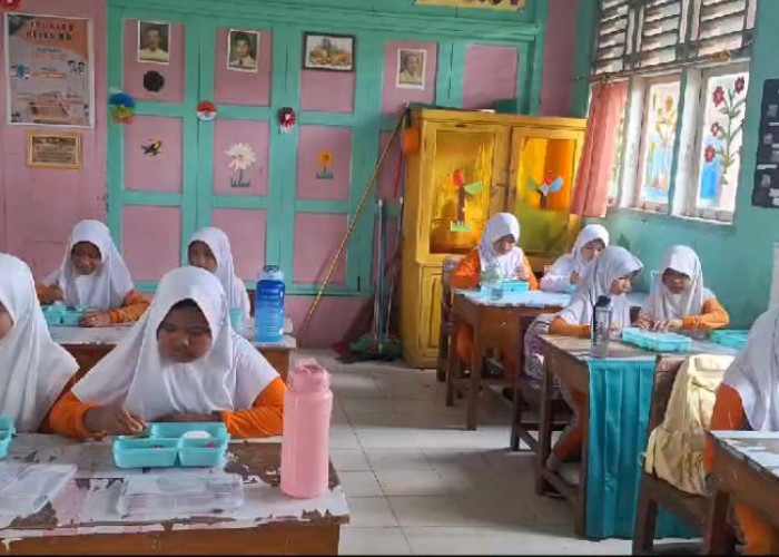 Program Makan Bergizi Gratis Dimulai di Mukomuko, Siswa Sambut Antusias