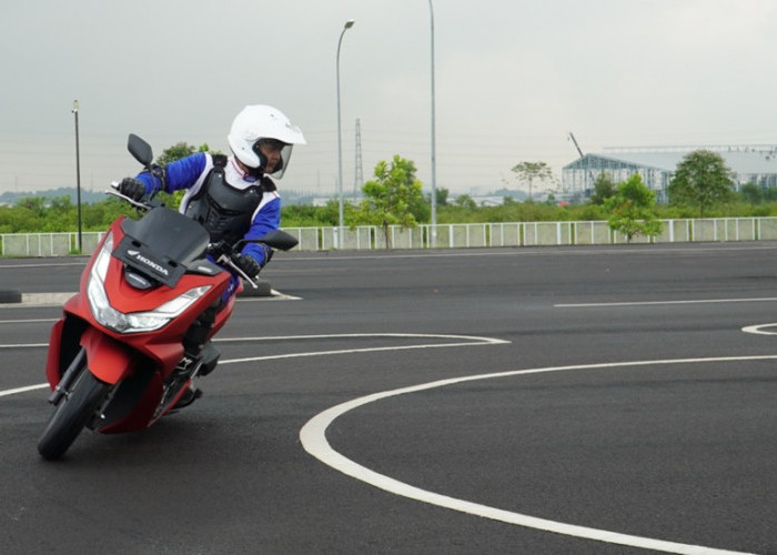 Tips Cornering yang Aman dengan Teknik Lean With The Bike dari Astra Motor Bengkulu 