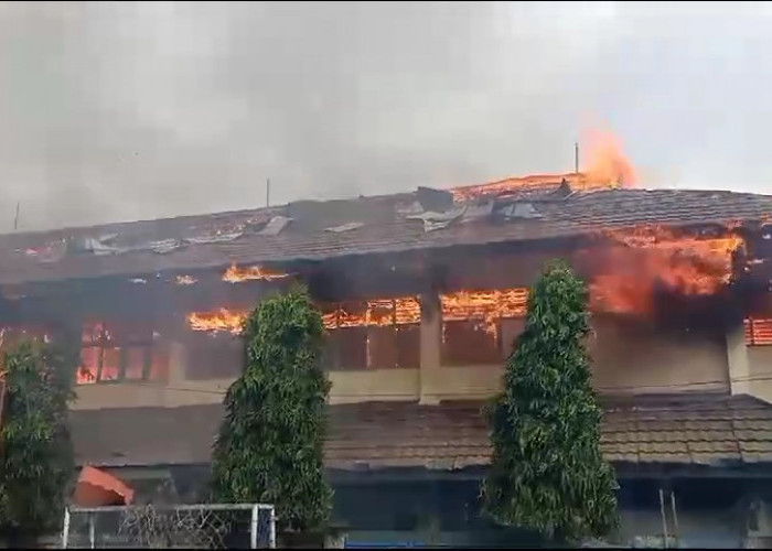 BREAKING NEWS: Kebakaran di Gedung SMKN 3 Kota Bengkulu, Puluhan Ruangan Dilalap Si Jago Merah