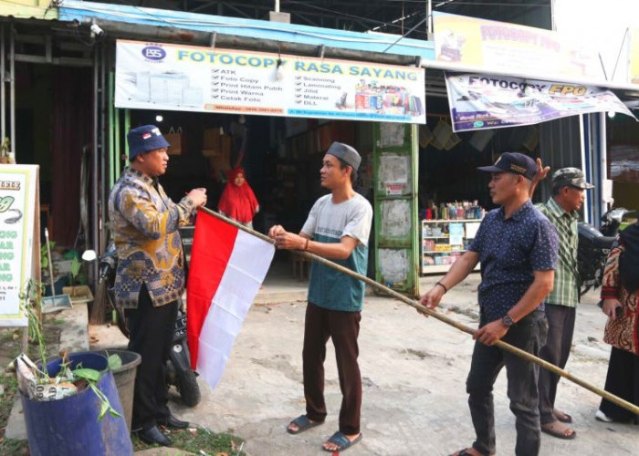 Tak Cuma Pegawai, Unib Bagikan Bendera ke Warga Sekitar Kampus