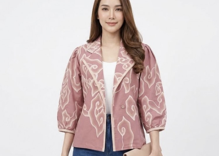Batik Bisa Jadi Outfit Harian, Ini Trik Padu Padannya agar Makin Stylish