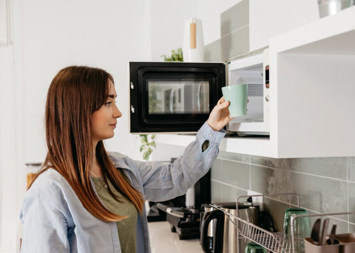 Tak Cuma Kehilangan Kualitas Rasa, Ini Bahaya Memanaskan Makanan Beku di Microwave