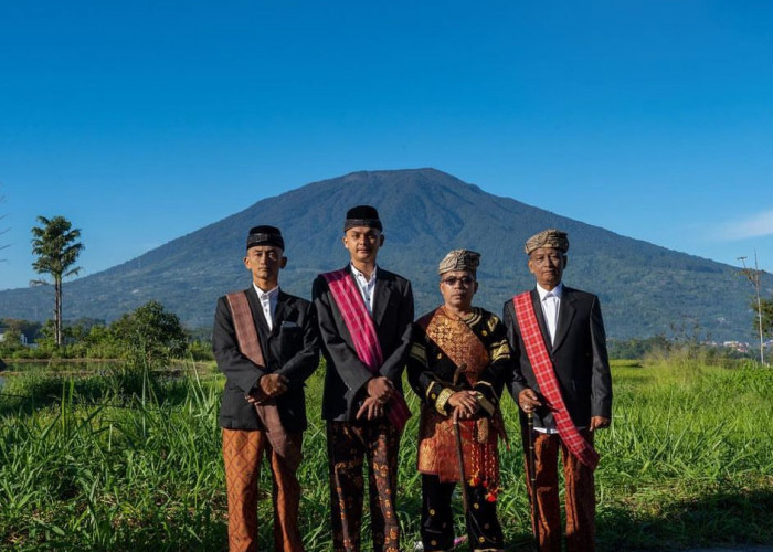 Eksplorasi Budaya Suku Minangkabau dengan Matrilinealisme: Suku Turun dari Ibu bukan Ayah
