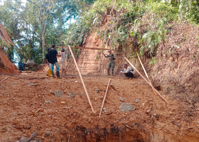 Koramil 423-03/Lais Kawal Percepatan Pembangunan Jembatan Gantung Desa Pagaruyung Bengkulu Utara
