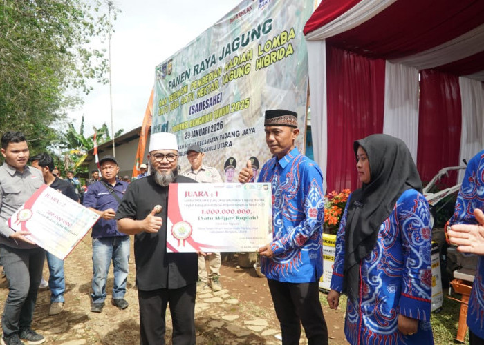 Desa Tanah Hitam Bengkulu Utara Jadi Juara Program SADESAHE, Gubernur Serahkan Hadiah Rp1 Miliar