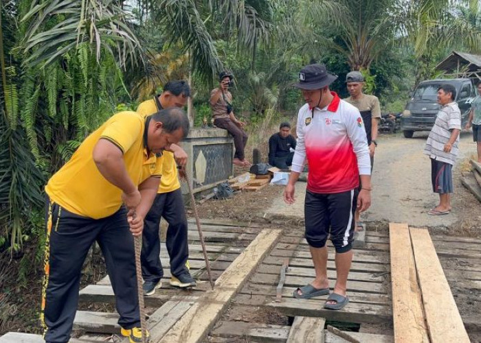 Jembatan Kayu Lapuk di Mukomuko Diperbaiki Polisi, Kini Dilengkapi Pagar Besi