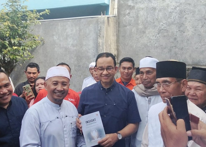Tokoh Nasional Anies Baswedan Diberi Buku Motivasi Karya Warga Bengkulu