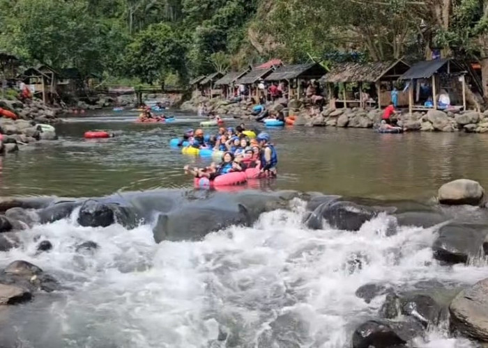 Sensasi Tubing di Aliran Sungai Trokon, Nikmati Weekend Bersama Keluarga 