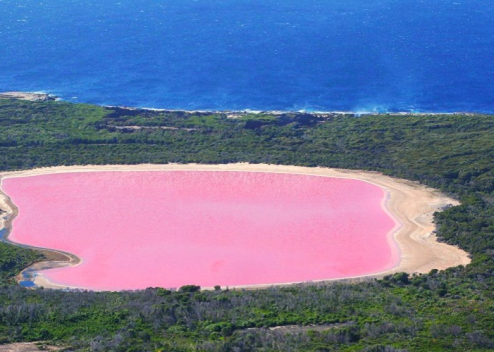 5 Danau Merah Terkenal di Seluruh Dunia, Ternyata Ini Penyebab Danau Menjadi Merah