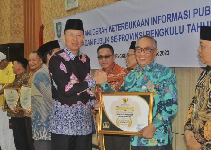 Serahkan Anugerah Keterbukaan Informasi Publik Se-Provinsi Bengkulu, Sekdaprov Tekankan Ini